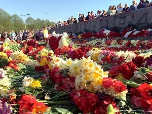 В Риге жители несут цветы к памятнику советским солдатам в День Победы