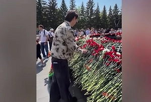 «Праздник со слезами на глазах»: Марк Тишман возложил цветы у Вечного огня в Челябинске