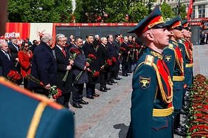 Путин и иностранные лидеры возложили цветы к Могиле Неизвестного Солдата