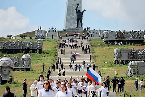 На «Саур-Могиле» в ДНР развернули самое большое в мире Знамя Победы