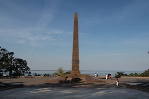 Одесситы несут цветы к памятнику Неизвестному Матросу в День Победы