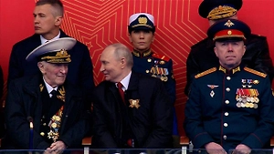 Первая женщина — Герой России на СВО сидела за спиной Путина на Параде Победы