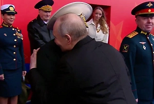 «Дай Бог здоровья»: 100-летний ветеран ВОВ тепло простился с Путиным после парада