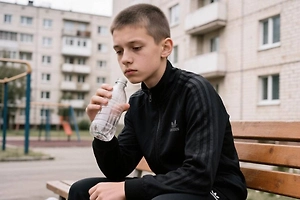 «Отравить близкого»: Кто чаще всего подсаживает детей на алкоголь и наркотики
