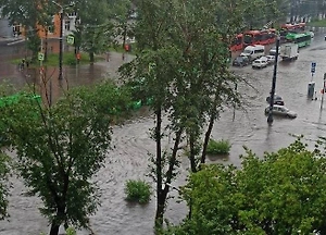 «Любой дождь — беда»: В Челябинске ушла под воду улица за полмиллиарда рублей
