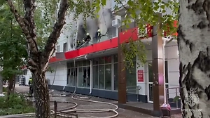 В Самаре горит магазин, огонь перекинулся на второй этаж жилого дома