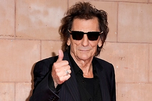 Гитариста Rolling Stones заставили перекрасить розовую дверь в доме в чёрный — в духе Paint It Black