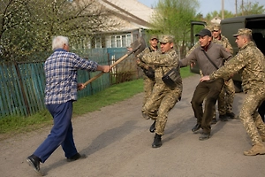 На Украине дед с лопатой в одиночку отбил соседа у сотрудников ТЦК