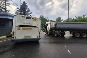 В Подмосковье автобус врезался в здание после ДТП с грузовиком