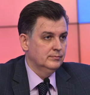Будет ли Усик кандидатом в президенты? В принципе, да, тенденция «чем дальше, тем тупее» на Украине процветает. В общем-то, вполне может претендовать. Вероятно, 50 на 50, будет или не будет. Потому что там идёт кастинг, в нём участвует и известный террорист Буданов*, и посол Залужный, и кто-то там ещё, и Усик будет.