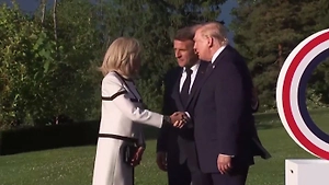13 секунд, которые обсуждает весь мир: Трамп устроил Брижит Макрон своё фирменное рукопожатие