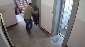 Во Владивостоке мужчина жестоко избил подростка за «неправильный» вход в лифт