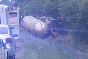 Бензовоз слетел в кювет и перевернулся в Приморье, водитель погиб
