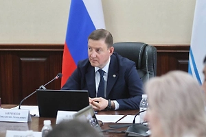 Трёхногий мальчик подставил подножку: ИИ заставил алтайского чиновника краснеть на заседании с Турчаком