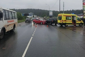 В Карелии шесть человек пострадали при лобовом столкновении двух автомобилей