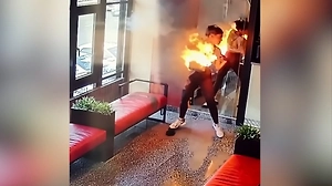 Чуть не сжёг заживо: Пауэрбанк взорвался в сумке у девушки в фитнес-клубе — жуткое видео