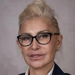 Даже если экспертиза подтвердит наличие серьёзного заболевания, это не означает автоматического прекращения уголовного дела. Российское законодательство исходит из того, что болезнь сама по себе не освобождает от ответственности. Вопрос заключается в том, насколько состояние здоровья позволяет человеку участвовать в следственных действиях, судебных заседаниях и, в случае вынесения обвинительного приговора, отбывать наказание.