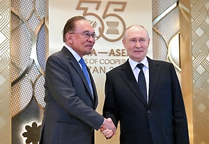 Путин провёл встречу с премьером Малайзии на саммите в Казани