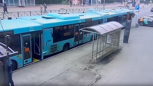 Водителя зажало между автобусами в Петербурге, он госпитализирован