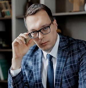 Декретная ставка — это бытовое название срочного трудового договора, заключённого на время исполнения обязанностей отсутствующего работника по статье 59 ТК РФ. Сам декрет объединяет отпуск по беременности и родам и отпуск по уходу за ребёнком, поэтому срок может растянуться почти на три года, а может закончиться в любой момент с выходом основного сотрудника.