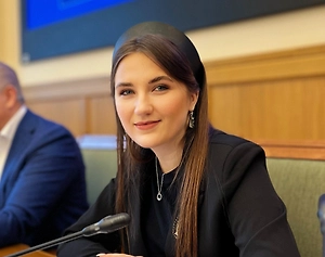 Девять лет назад домашнее насилие фактически вывели из Уголовного кодекса. Предполагалось, что административной ответственности будет достаточно. Но практика показала обратное. Нельзя делать вид, что побои близкого человека — менее опасное деяние, чем побои из хулиганских побуждений. Особенно когда речь идёт о людях, которые зависят от агрессора, живут с ним под одной крышей или не могут безопасно выйти из отношений. Государство должно реагировать на такое насилие как можно раньше, а не ждать повторных эпизодов