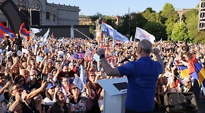 «Нам не нужен путь Украины»: Тысячи армян вышли на митинг за союз с Россией