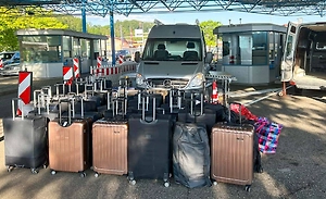 Граница в шоке: Жительница Швейцарии вернулась из отпуска с пятью десятками чемоданов
