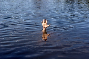 В Нефтеюганске на озере утонул 19-летний парень, водолазы ищут его тело