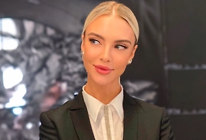 И запомните: пот — это не стыдно, но если капля упала с носа партнёра прямо вам в глаз — воспринимайте это как комический перформанс. Пейте воду до, во время и после. И если в какой-то момент вам показалось, что сердце выпрыгивает не только от страсти, но и от перегрева, — сделайте паузу. Обнимитесь голыми мокрыми телами под кондиционером. Это тоже интимность. Так что никакого воздержания! Просто переходим в другой режим.