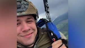 «Ловлю сигнал»: MACAN вышел на связь из армии и показал прыжок с парашютом