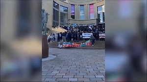 Протесты прошли в Лондоне и Глазго после нападения суданца в Белфасте