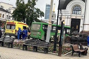 Власти окажут помощь пострадавшим и семьям погибших в ДТП в Екатеринбурге