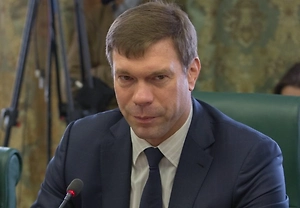 Чем больше сейчас раздувается в этой теме нелюбви и ненависти к Украине, тем лучше для президента страны. Надо сказать, что Польша тем не менее заинтересована, чтобы Украина продолжала воевать с Россией. Просто был период, когда русофобские настроения были чрезвычайно важны для Польши. И они боялись, что пророссийские силы могут в какой-то степени получить реванш на Украине.