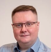 Истинная угроза летней жары для смартфона — это не внезапное отключение или взрыв батареи, о которых пишут в новостях, а незаметная, но необратимая деградация компонентов. Пользователи часто жалуются: через полтора-два года телефон начинает «тупить» и еле доживает до вечера. В большинстве случаев причина — «тепловой стресс», который устройство незаметно испытывало в жаркие периоды.