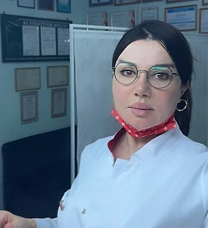 Нарушения выработки меланина — главного механизма эндогенной (встроенной в нас) системы защиты от УФ, приводит к фотосенсибилизации. То есть ожоги солнечные — это не по типу аллергии идёт, а по типу токсической реакции.Получается, буквально, повышается чувствительность к агрессии солнечных лучей, что способствует образованию свободных радикалов.