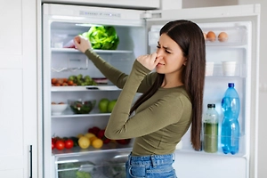 «Температура постоянно скачет»: Какие продукты опасно хранить в дверце холодильника