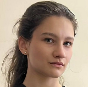 Хорошая новость — за неделю вполне можно научиться чувствовать себя на каблуках гораздо увереннее. Плохая — чудес не бывает. Если вы никогда не носили обувь на каблуке, то за семь дней не превратитесь в модель с подиума. Но сделать так, чтобы походка выглядела естественно, а ноги не отваливались через полчаса, вполне реально.