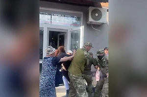 «Отпустите ребёнка!» Людоловы из ТЦК караулили призывника у стоматологии, но нарвались на пенсионерку