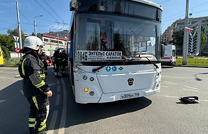 Три человека пострадали в ДТП с автобусом и фургоном в Саратовской области