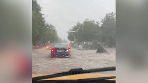 Дождь затопил улицы Москвы по колено под раскаты грома