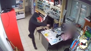 Мужчина с игрушечным пистолетом ограбил магазин в Иркутской области