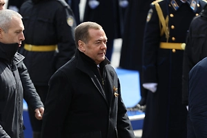 Медведев призвал разработать правовые механизмы против баз Запада в странах мира