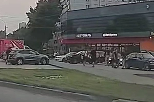 В Новосибирске неизвестные в масках устроили перестрелку на улице