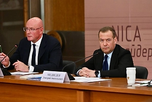 Медведев обвинил Запад в поджигании украинского «бикфордова шнура»