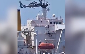 Появилось видео высадки десанта ВМС Франции с вертолёта на танкер Deliver