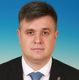 Важно, чтобы цены на кожгалантерею не выросли. И не только на неё. Чемоданы — и не только из кожи, но и из пластика и ткани — прибавили в цене за последнее время. Речь не идёт о люксовых моделях, речь о самых обыкновенных вариантах. Чемодан среднего размера стоит около 9‒10 тысяч рублей, маленький 7‒8. Ценник на фирменные саквояжи и кейсы выше на порядок. Чтобы просто взять багаж в поездку на отдых или к родственникам для всей семьи, нужно выложить круглую сумму. Возможно, антимонопольным структурам и Роспотребнадзору стоит пристальнее присмотреться к ситуации.