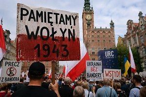 «Мы помним Волынь»: В Польше сотни людей вышли на акцию против политики Зеленского