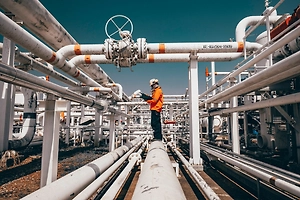 ЕС сохранил потолок цен на нефть из России на уровне $44 за баррель
