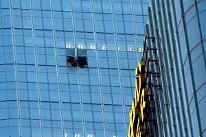 Легкомоторный самолёт врезался в самый высокий небоскрёб Пекина CITIC Tower