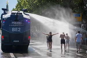 В Германии полиция применила водомёты, чтобы спасти прохожих от аномальной жары